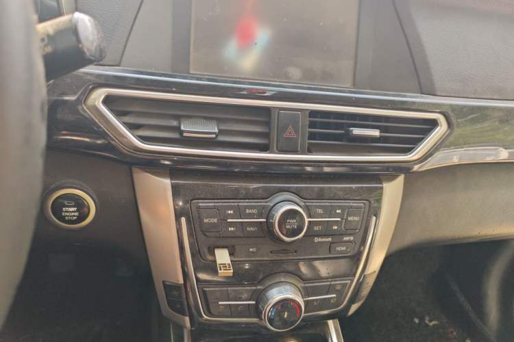 Used Zotye Domy X5 2017 Platinum Edition 1.5T Manual Luxury Model Audio And AC Panel