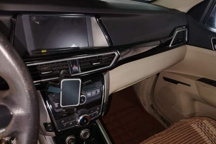 Used Zotye Domy X5 2017 Value Edition 1.6L Manual Fashion Model Audio And AC Panel