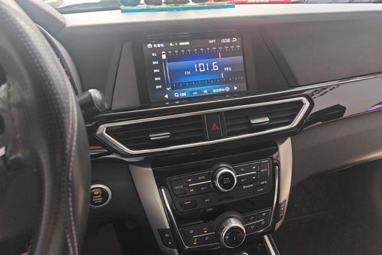 Used Zotye Domy X5 2017 Upgraded Model 1.5T Manual Luxury Edition Audio And AC Panel