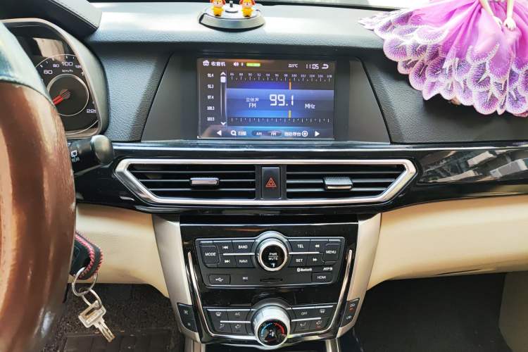 Used Zotye Domy X5 2017 Upgraded Model 1.5T Manual Luxury Version Audio And AC Panel