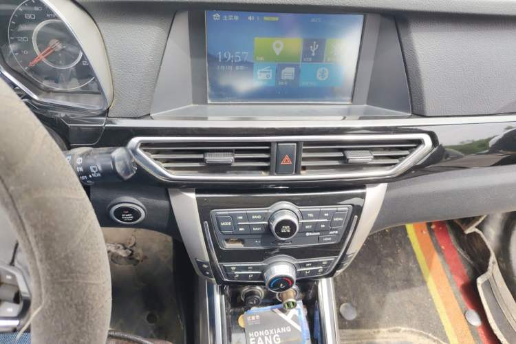 Used Zotye Domy X5 2017 Upgraded Model 1.5T Manual Luxury Edition Audio And AC Panel