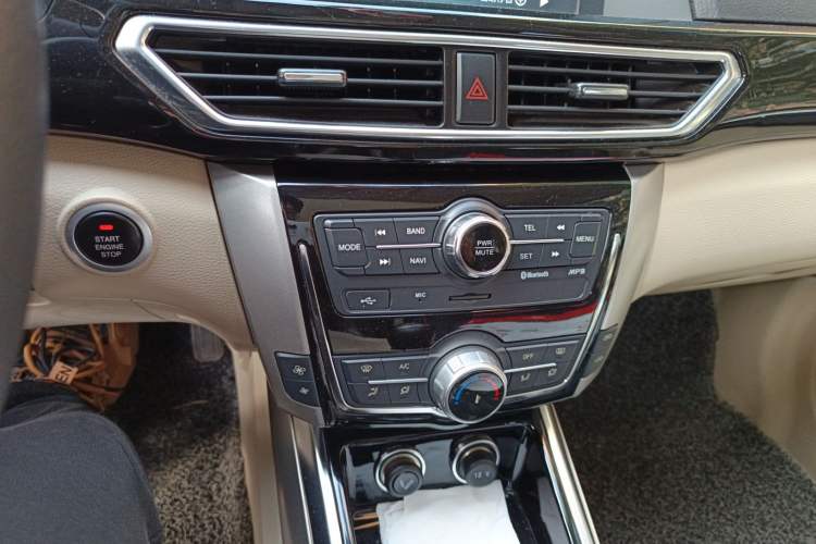 Used Zotye Domy X5 2017 Classic Edition 1.5T Manual Luxury Model Audio And AC Panel