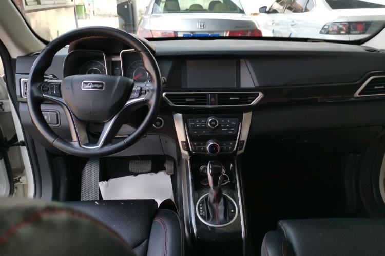 Used Zotye Domy X5 2017 Classic Edition 1.5T CVT Supreme Model Center Console