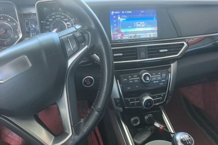Used Zotye Domy X5 2017 Upgraded Model 1.5T Manual Luxury Edition Center Console