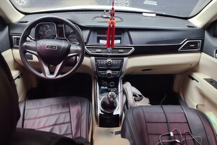 Used Zotye Domy X5 2017 Value Edition 1.6L Manual Fashion Model Center Console