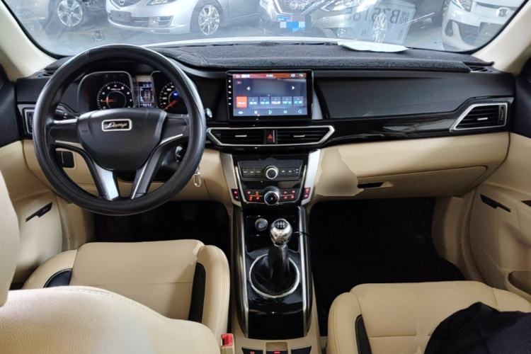 Used Zotye Domy X5 2017 Value Edition 1.6L Manual Comfort Model Center Console