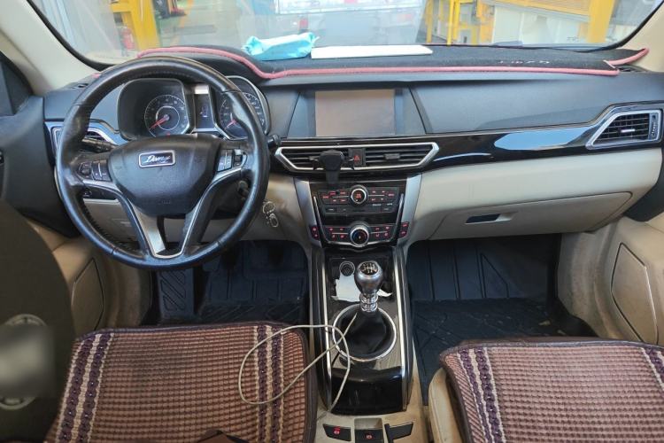 Used Zotye Domy X5 2017 Upgraded Model 1.5T Manual Luxury Version Center Console