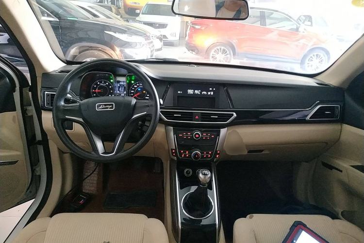 Used Zotye Domy X5 2017 Value Edition 1.6L Manual Comfort Model Center Console