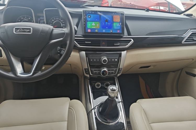 Used Zotye Domy X5 2017 Value Edition 1.6L Manual Fashion Model Center Console