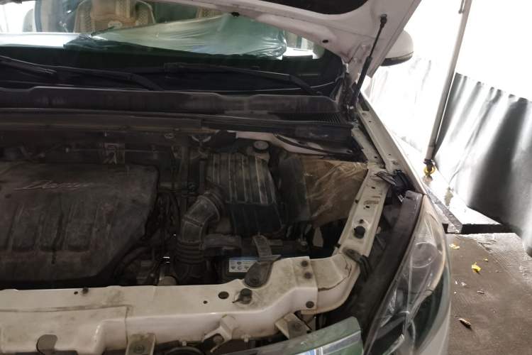 Used Zotye Domy X5 2017 Value Edition 1.6L Manual Fashion Model Engine Bay Left