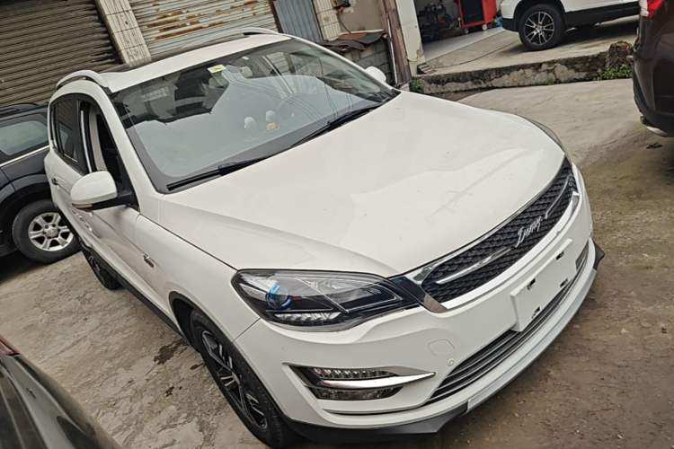 Used Zotye Domy X5 2017 Classic Edition 1.5T CVT Supreme Model Front Right 45 Deg