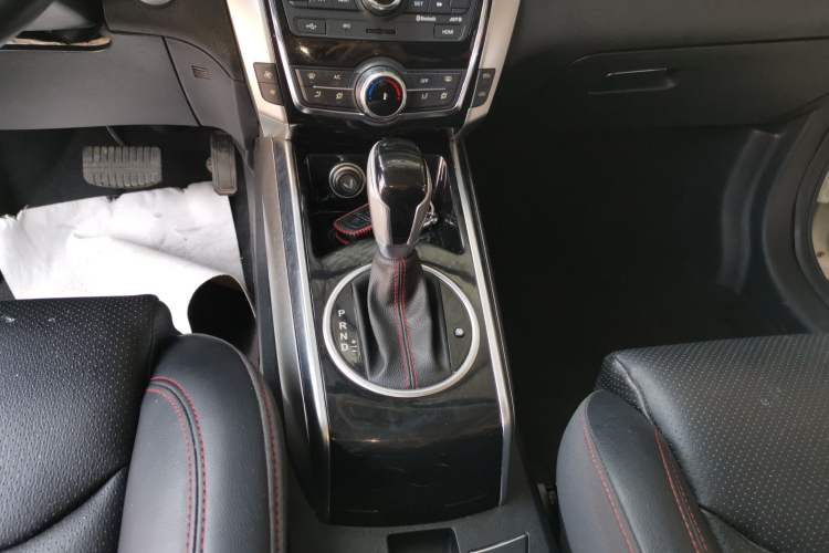 Used Zotye Domy X5 2017 Classic Edition 1.5T CVT Supreme Model Gear Lever