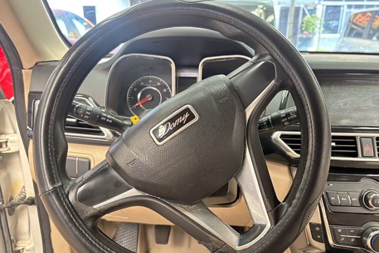Used Zotye Domy X5 2017 Value Edition 1.6L Manual Comfort Model Interior 2