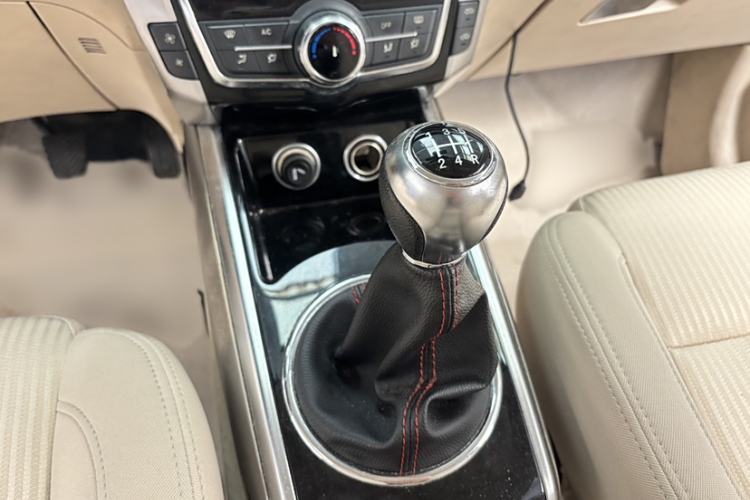 Used Zotye Domy X5 2017 Value Edition 1.6L Manual Comfort Model Interior 4