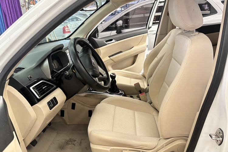 Used Zotye Domy X5 2017 Value Edition 1.6L Manual Comfort Model Interior 5