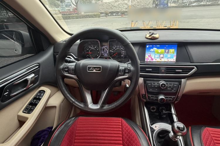 Used Zotye Domy X5 2017 Upgraded Model 1.5T Manual Luxury Version Interior 5