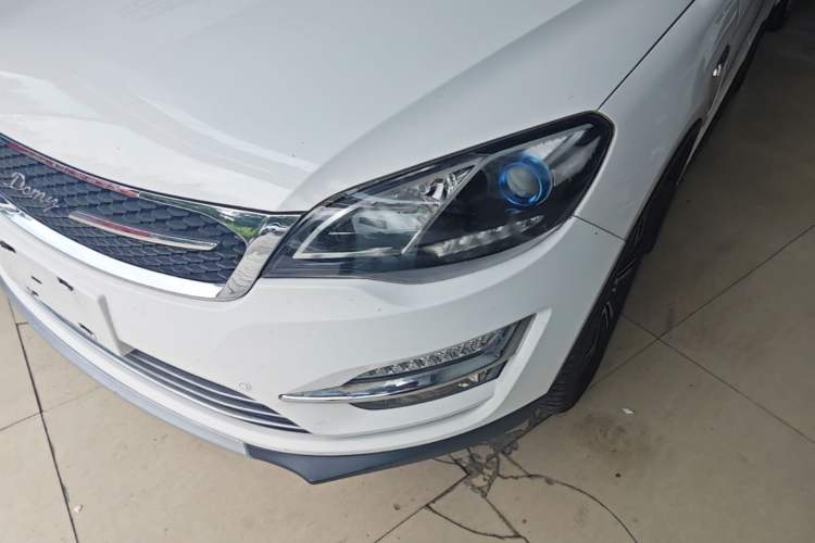 Used Zotye Domy X5 2017 Upgraded Model 1.5T Manual Luxury Edition Left Front Headlight