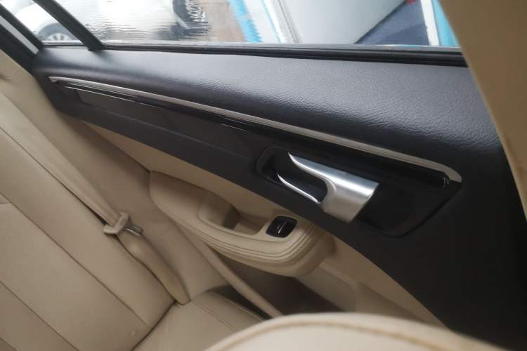 Used Zotye Domy X5 2017 Upgraded Model 1.5T Manual Luxury Version Left Rear Door Interior