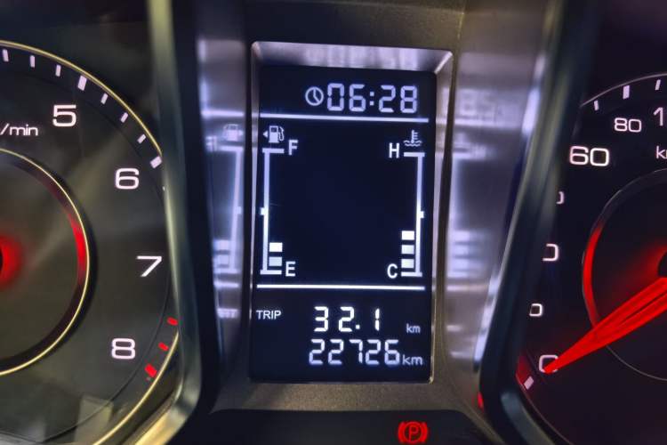 Used Zotye Domy X5 2017 Platinum Edition 1.5T Manual Luxury Model Odometer Close Up