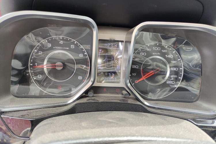 Used Zotye Domy X5 2017 Upgraded Model 1.5T Manual Luxury Version Odometer Close Up
