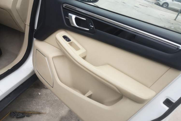 Used Zotye Domy X5 2017 Upgraded Model 1.5T Manual Luxury Version Right Front Door Interior
