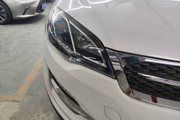 Used Zotye Domy X5 2017 Upgraded Model 1.5T Manual Luxury Edition Right Front Headlight