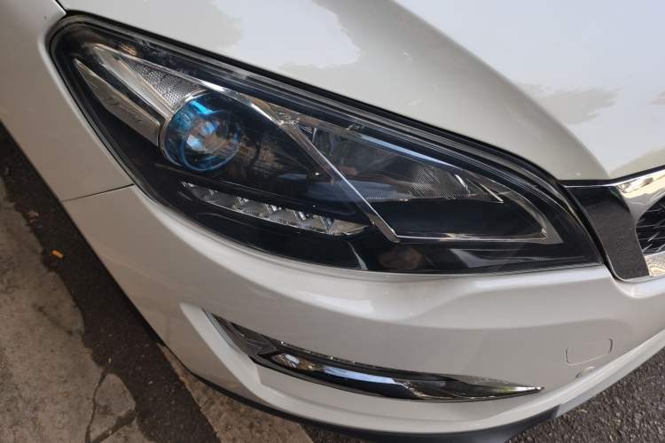 Used Zotye Domy X5 2017 Platinum Edition 1.5T Manual Luxury Model Right Front Headlight