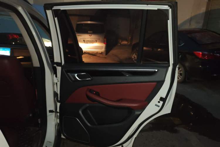 Used Zotye Domy X5 2017 Platinum Edition 1.5T Manual Luxury Model Right Rear Door Interior