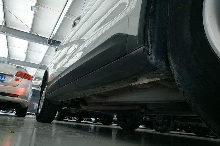Used Zotye Domy X5 2017 Value Edition 1.6L Manual Comfort Model Right Side Sill