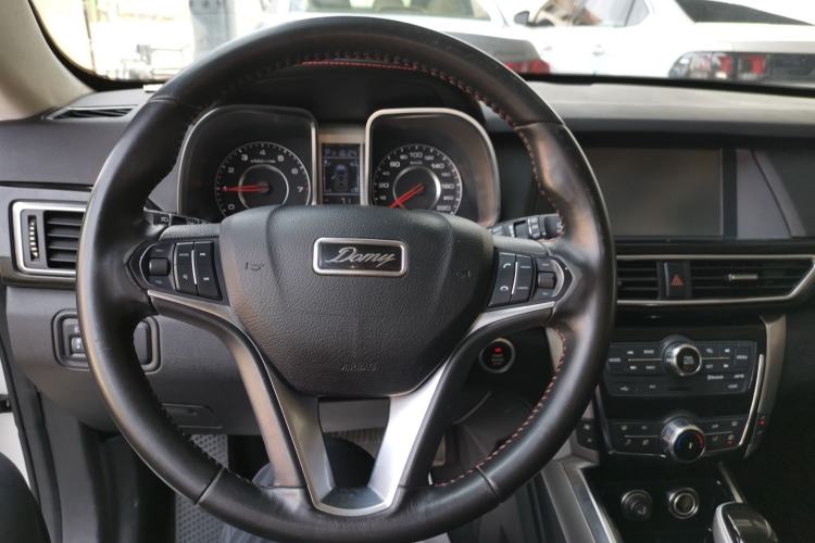 Used Zotye Domy X5 2017 Classic Edition 1.5T CVT Supreme Model Steering Wheel