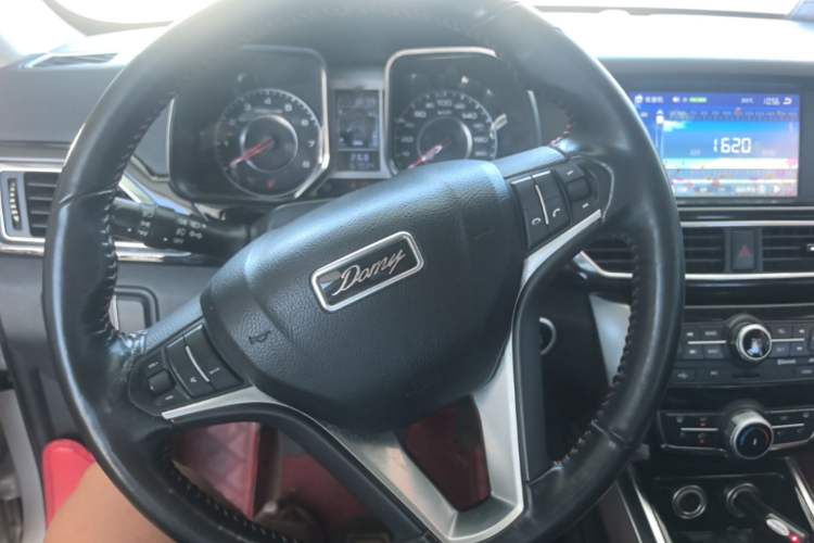 Used Zotye Domy X5 2017 Upgraded Model 1.5T Manual Luxury Edition Steering Wheel