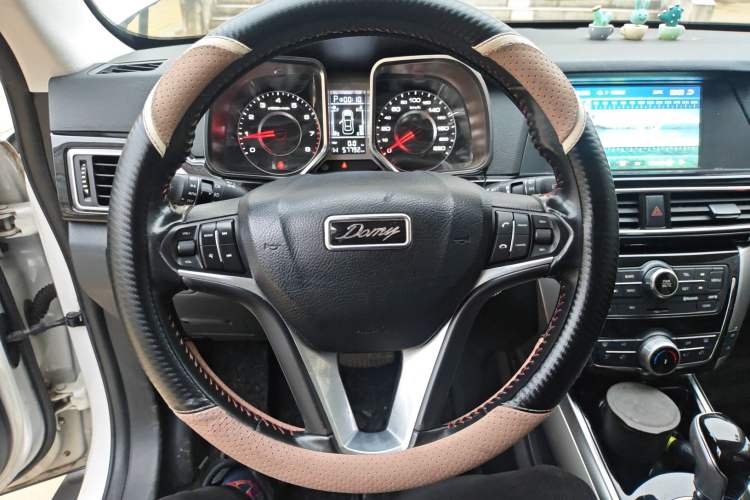 Used Zotye Domy X5 2017 Upgraded Model 1.5T CVT Governor Edition Steering Wheel