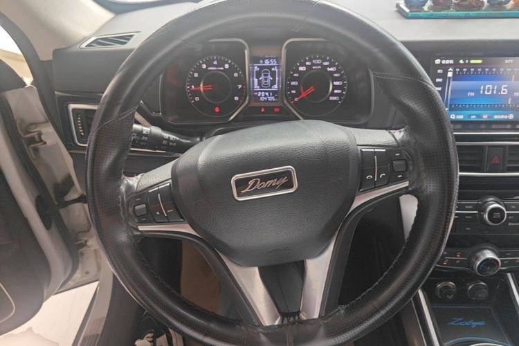 Used Zotye Domy X5 2017 Upgraded Model 1.5T Manual Luxury Edition Steering Wheel