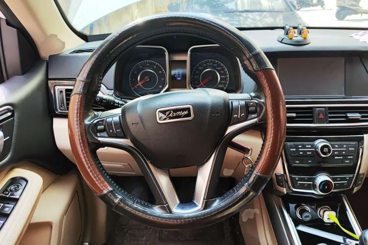 Used Zotye Domy X5 2017 Upgraded Model 1.5T Manual Luxury Version Steering Wheel