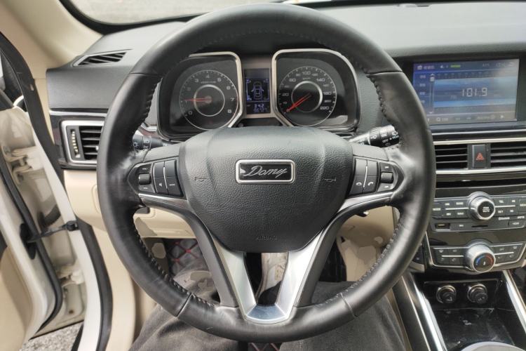 Used Zotye Domy X5 2017 Upgraded Model 1.5T Manual Luxury Version Steering Wheel