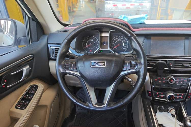 Used Zotye Domy X5 2017 Upgraded Model 1.5T Manual Luxury Version Steering Wheel