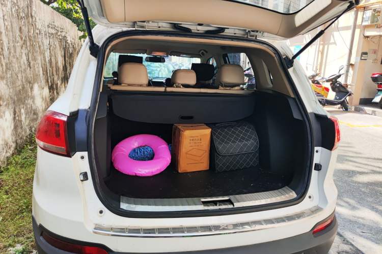 Used Zotye Domy X5 2017 Upgraded Model 1.5T Manual Luxury Version Trunk