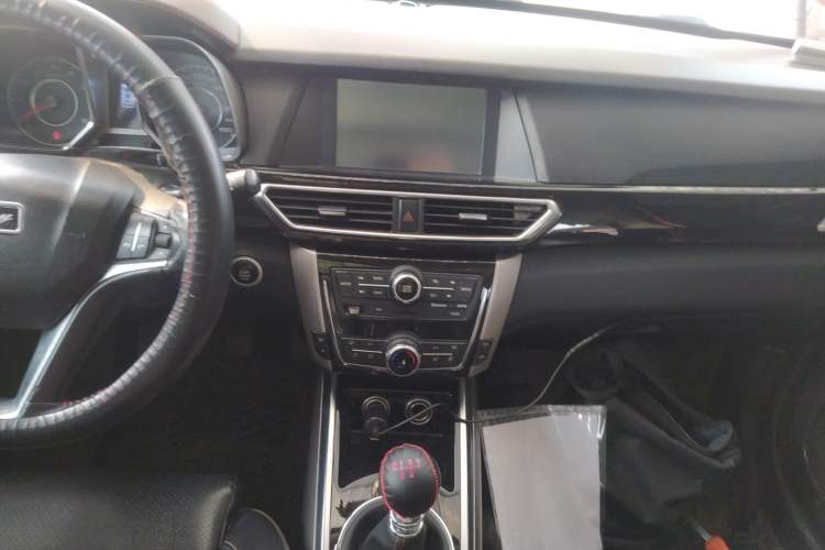 Used Zotye Domy X5 2017 Upgraded Model 1.5T Manual Luxury Edition Audio And AC Panel