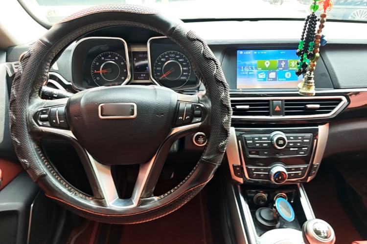 Used Zotye Domy X5 2017 Upgraded Model 1.5T Manual Luxury Edition Center Console