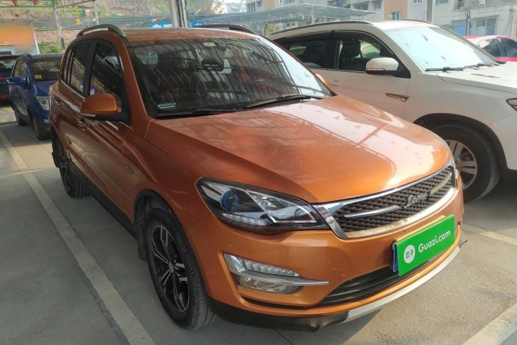 Used Zotye Domy X5 2017 Upgraded Model 1.5T Manual Luxury Edition Front Right 45 Deg