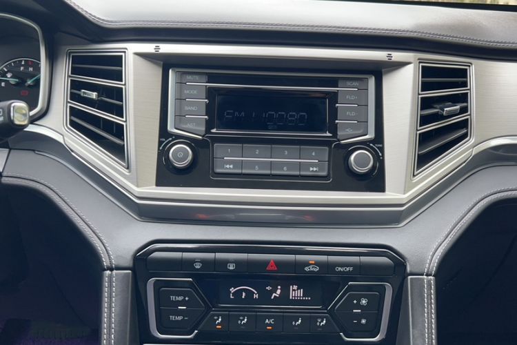 Used Zotye Domy X7 2018 2.0T Automatic Luxury Version Audio And AC Panel