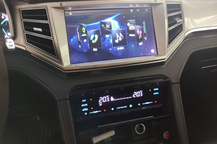 Used Zotye Domy X7 2017 Upgraded Edition 2.0T DCT Huangshan Model 7 Seats Audio And AC Panel