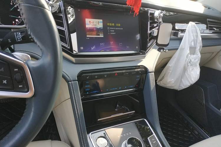 Used Zotye Domy X7 2017 Upgraded Edition 2.0T DCT Huangshan Model 7 Seats Audio And AC Panel