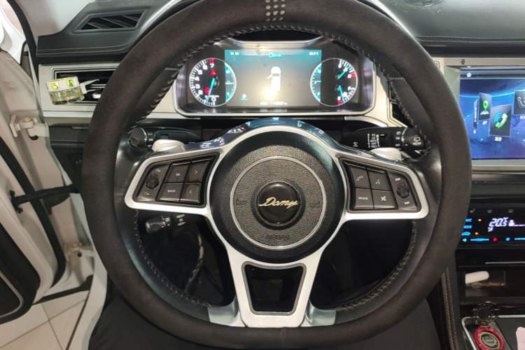 Used Zotye Domy X7 2017 Upgraded Edition 2.0T DCT Huangshan Model 7 Seats Steering Wheel