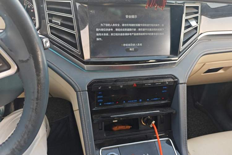 Used Zotye Domy X7 2017 Upgraded Edition 2.0T DCT Huangshan Model 7 Seats Audio And AC Panel