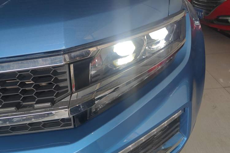 Used Zotye Domy X7 2017 2.0T DCT Ultimate Edition Left Front Headlight