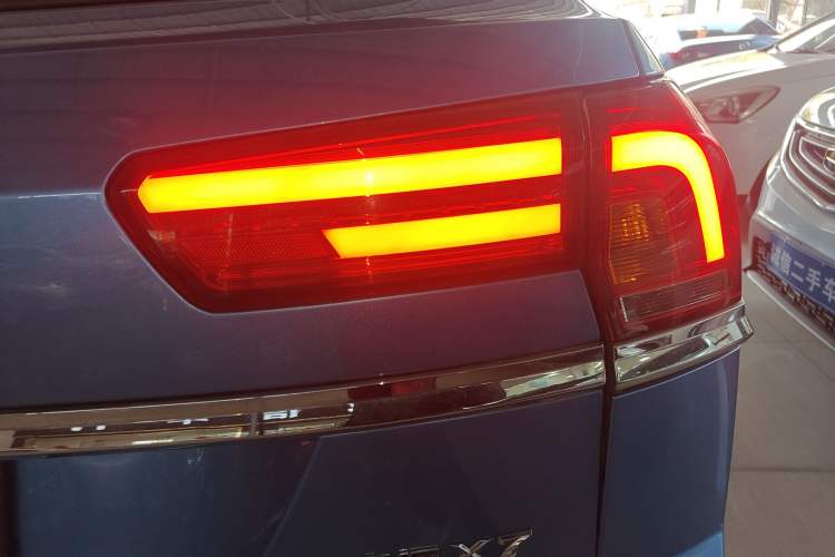 Used Zotye Domy X7 2017 2.0T DCT Ultimate Edition Right Rear Taillight