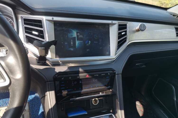 Used Zotye Domy X7 2017 Upgraded Edition 2.0T DCT Huangshan Model 7 Seats Audio And AC Panel