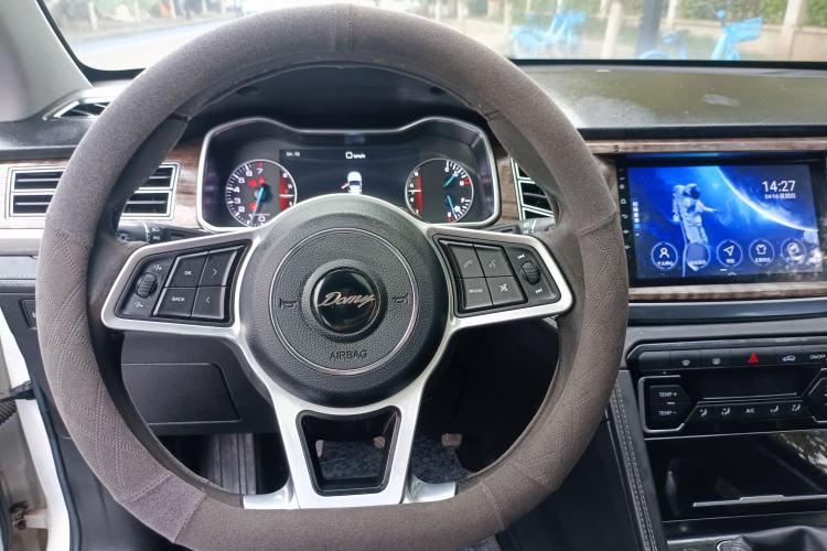 Used Zotye Domy X7 2017 1.8T Manual Luxury Model Interior 11
