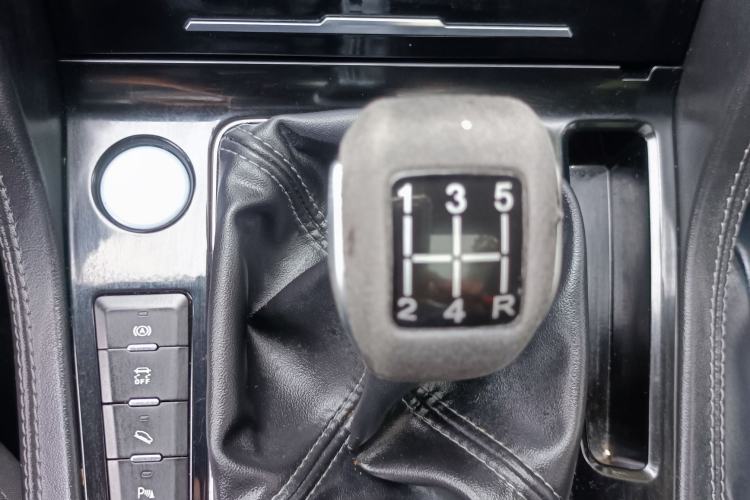 Used Zotye Domy X7 2017 1.8T Manual Luxury Model Interior 14